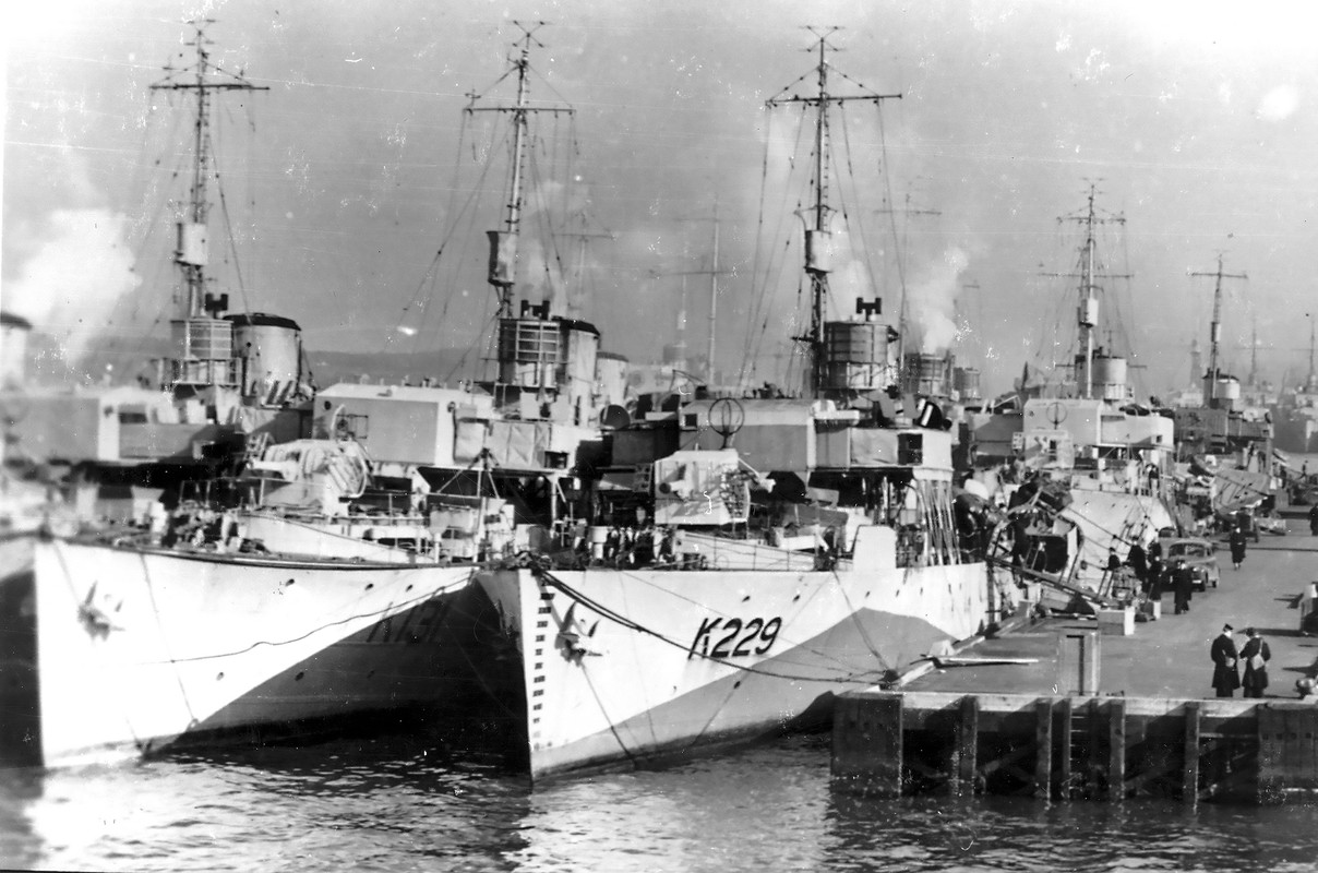 Dundas (K229) и Chilliwick (K131)