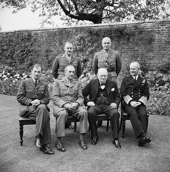 Churchill con los jefes de Estado Mayor en un almuerzo en 10 Downing Street, el 7 de mayo de 1945. Sentados, Sir Charles Portal, Sir Alan Brooke, Sir Andrew Cunningham, General de LC Hollis y el general Sir Hastings Ismay Churchill con los jefes de Estado Mayor en un almuerzo en 10 Downing Street, el 7 de mayo de 1945. Sentados, Sir Charles Portal, Sir Alan Brooke, Sir Andrew Cunningham, General de LC Hollis y el general Sir Hastings Ismay