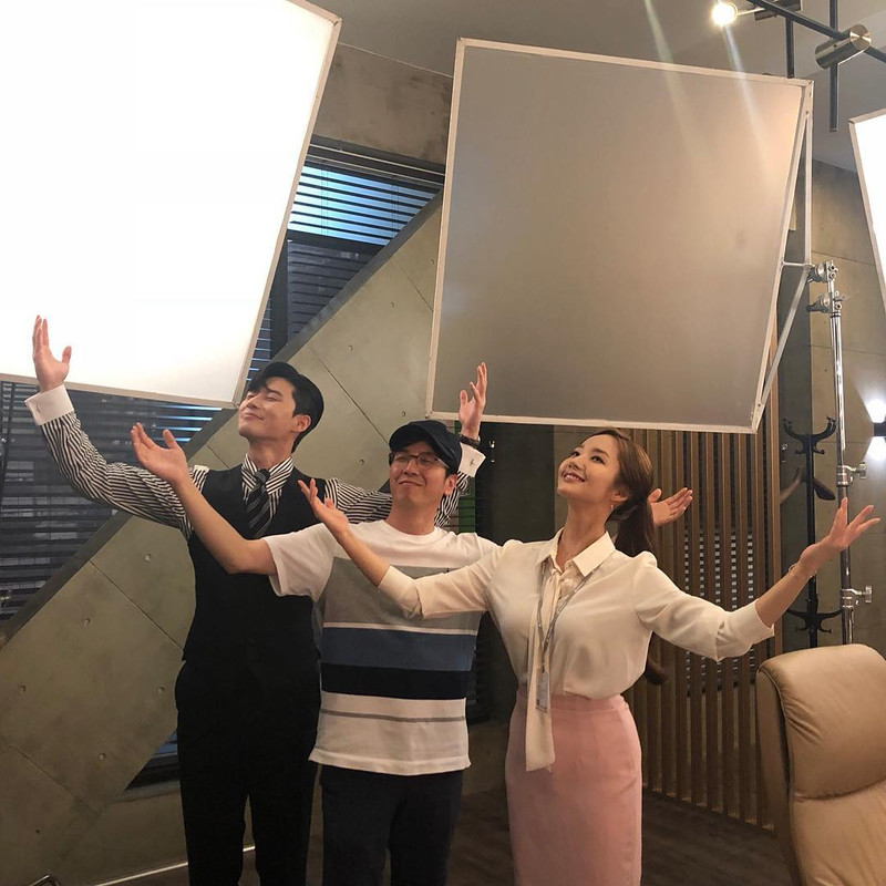 Park Seo Joon dan Park Min Young saat syuting drama What's Wrong with Secretary Kim (2018)