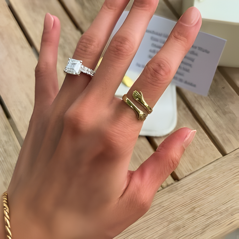 La bague s’adapte à tous les doigts