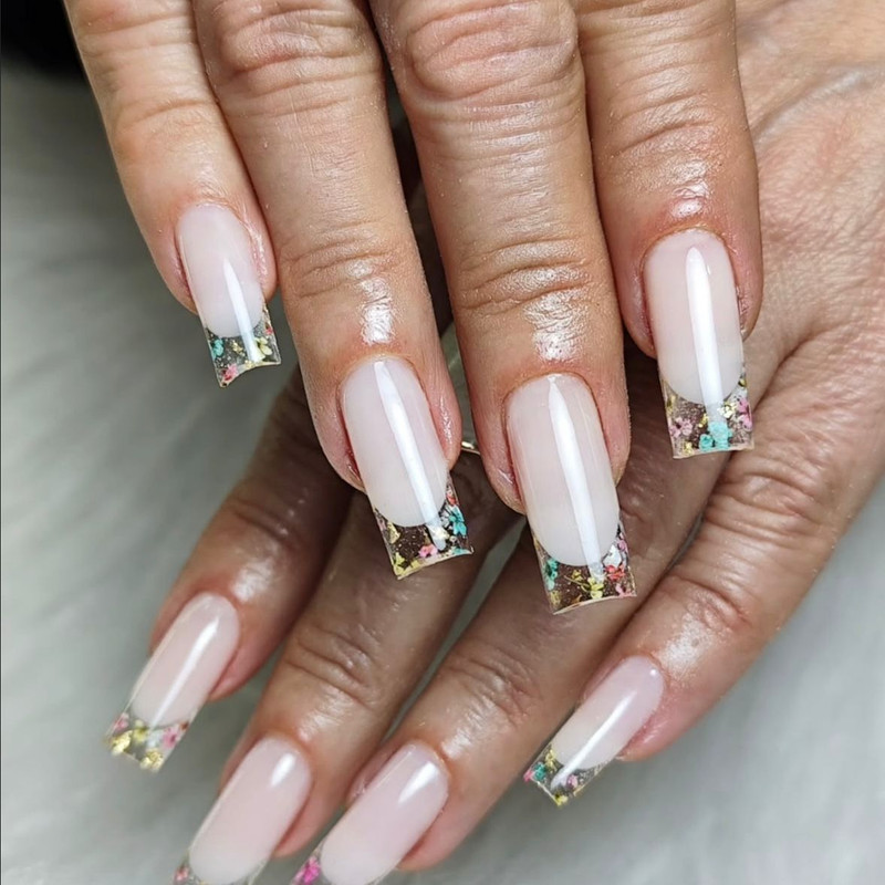 [Imagem de unhas decoradas artisticamente]