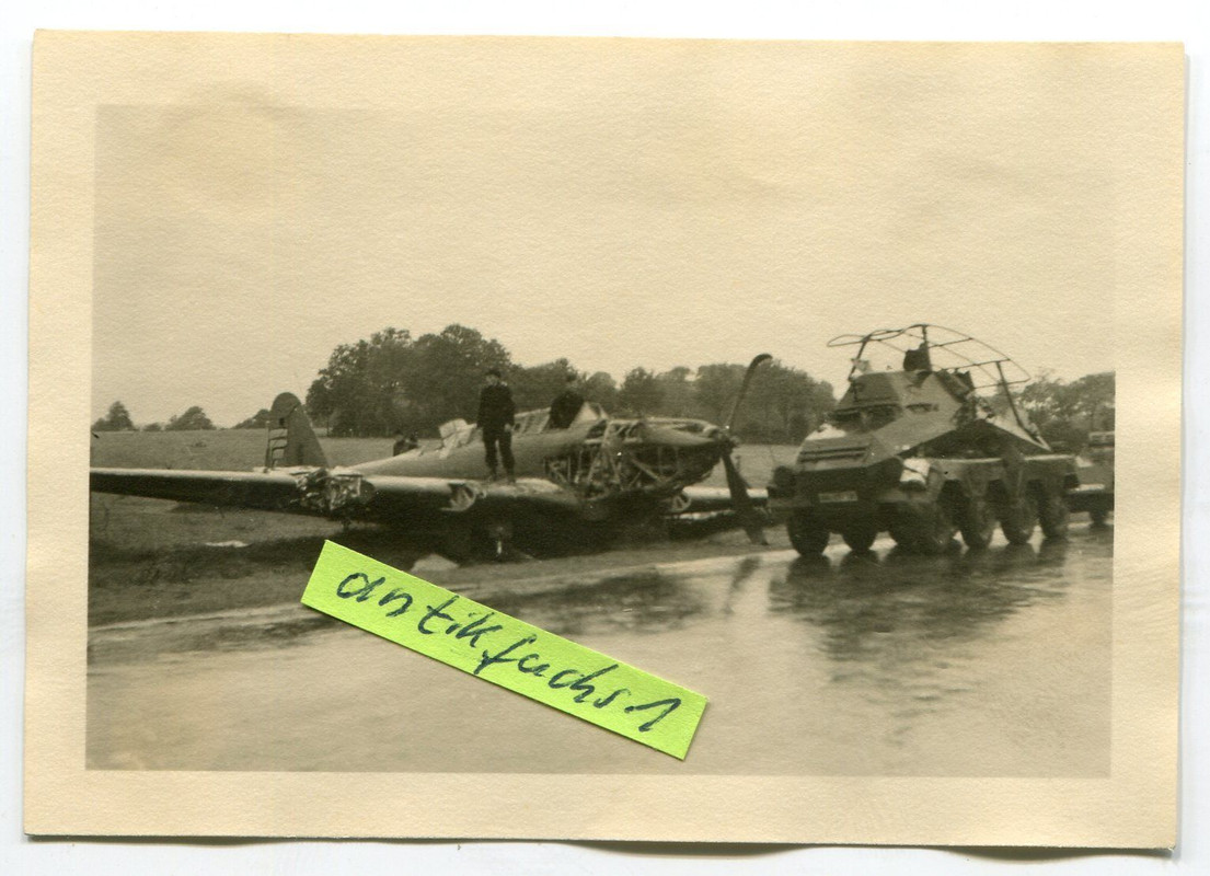 8 Rad Funk-Schützen-Panzer SPW neben Jagd-Flugze