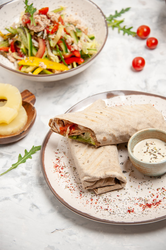 Saladas veganas saudáveis com abacaxis secos