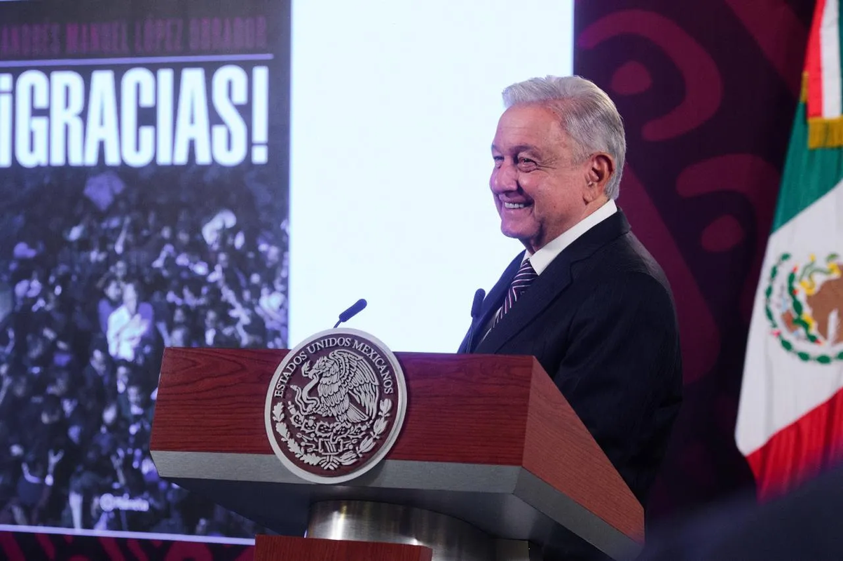 En Día de la Constitución, AMLO presenta 20 iniciativas de reforma para modificarla