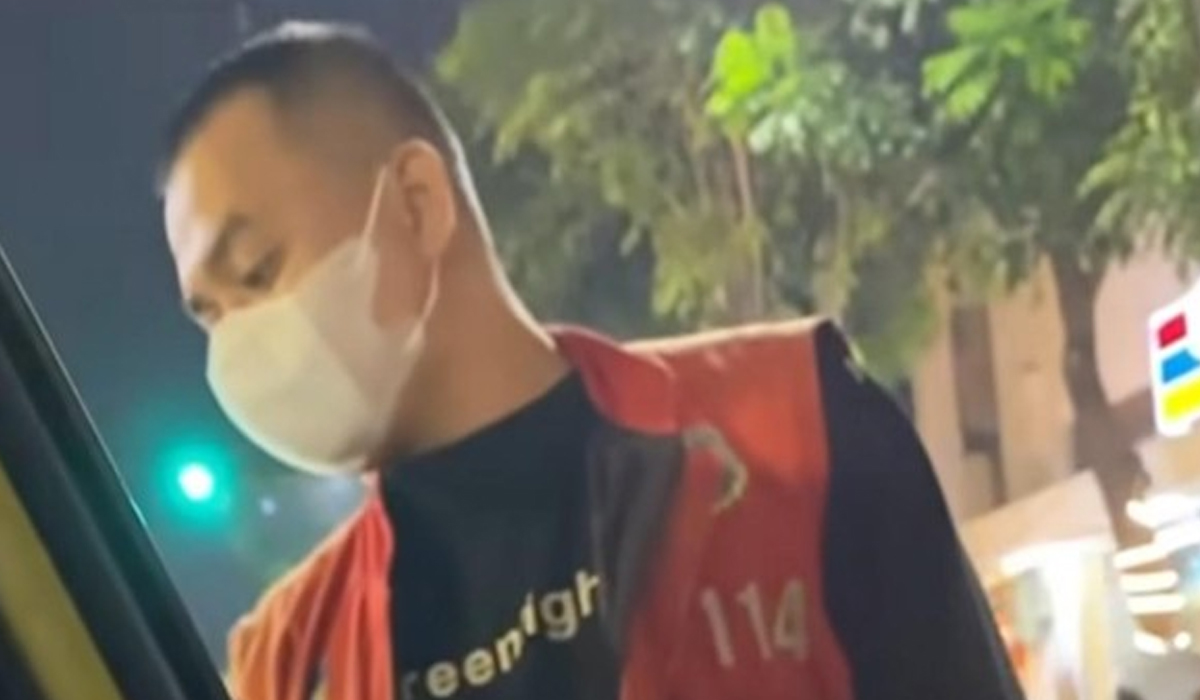 Heboh di Surabaya! Jukir Tarik Parkir di Minimarket, Bikin Warga Geram! Heboh di Surabaya! Jukir Tarik Parkir di Minimarket, Bikin Warga Geram!