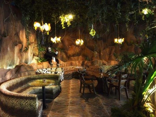 Suasana hutan sangat kental di Pohon Inn