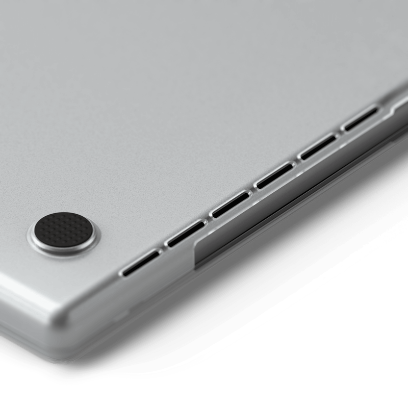 Carcasa Satechi Eco-Hardshell en una MacBook Pro en un entorno de trabajo.