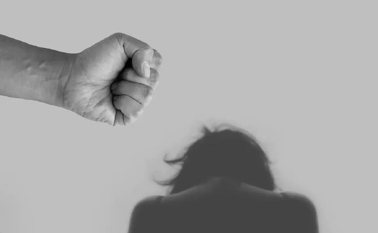 Mujer es encontrada inconsciente en una calle de Mexicali, su pareja la golpeó