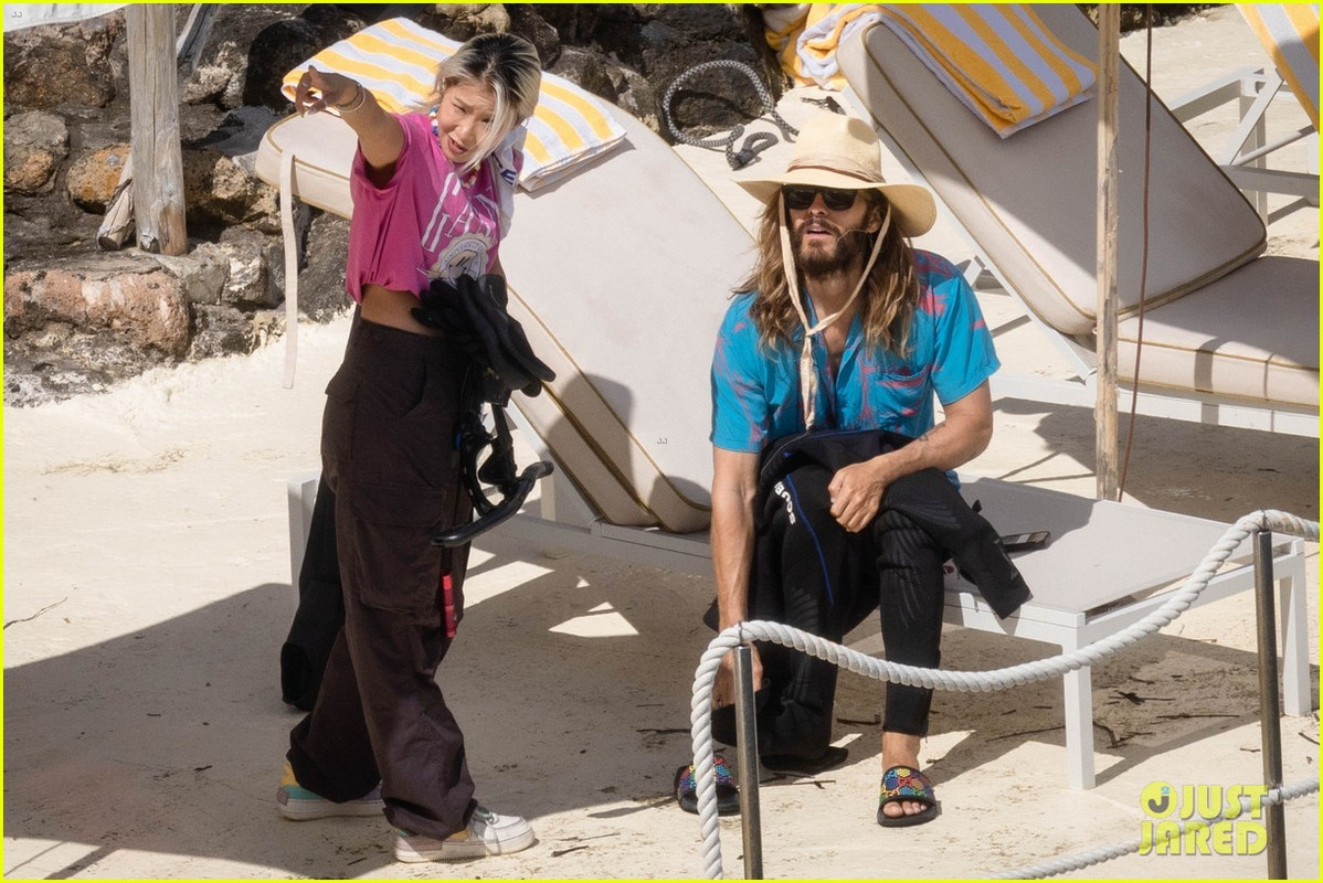 jared-leto-goes-scuba-diving-on-vacation-in-italy-15.jpg