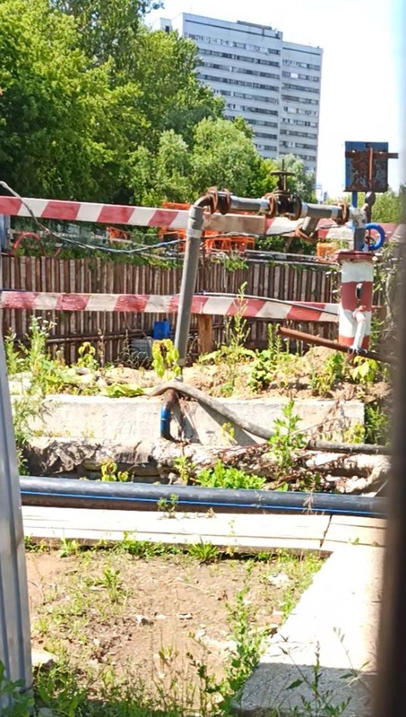 Насос у котлована дома 16