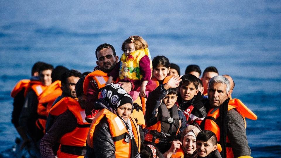 Tres muertos y decenas de decaparecidos al hundirse barco de migrantes en Grecia