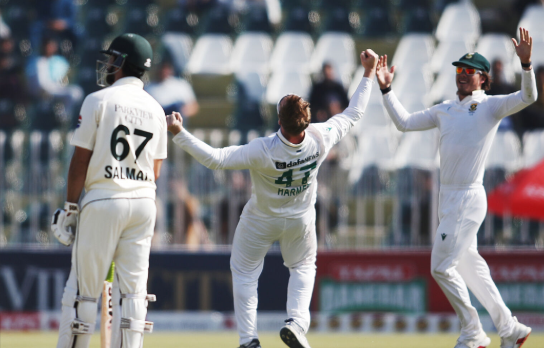 South Africa crush Pakistan by 8 wickets in the second Test to level the 2-match series 1-1