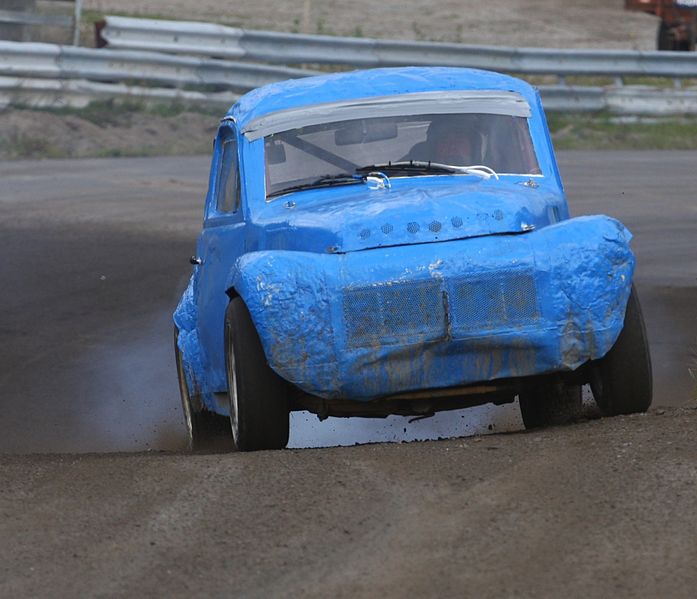 697px-Folkrace_Volvo_PV_(4956767561)[1]