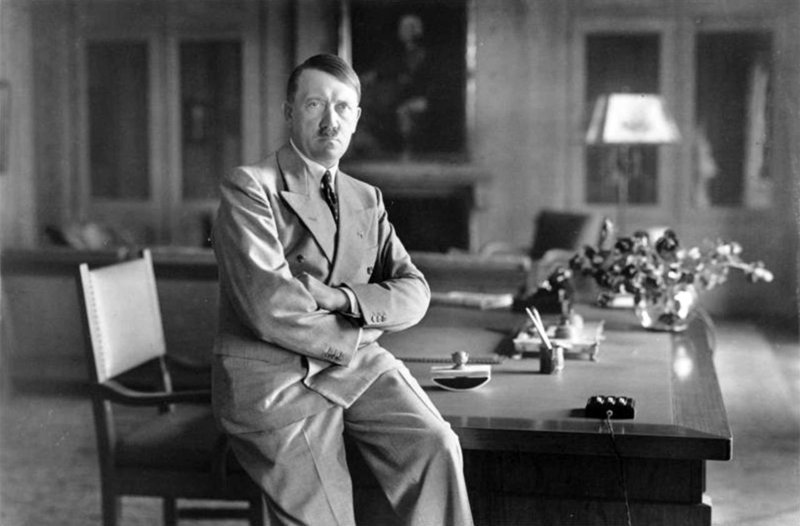 Hitler en su despacho del Berghof Hitler en su despacho del Berghof