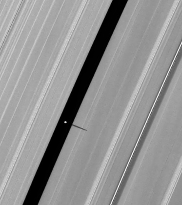 Saturno XXXV Dafnis sobre división de Keeler
