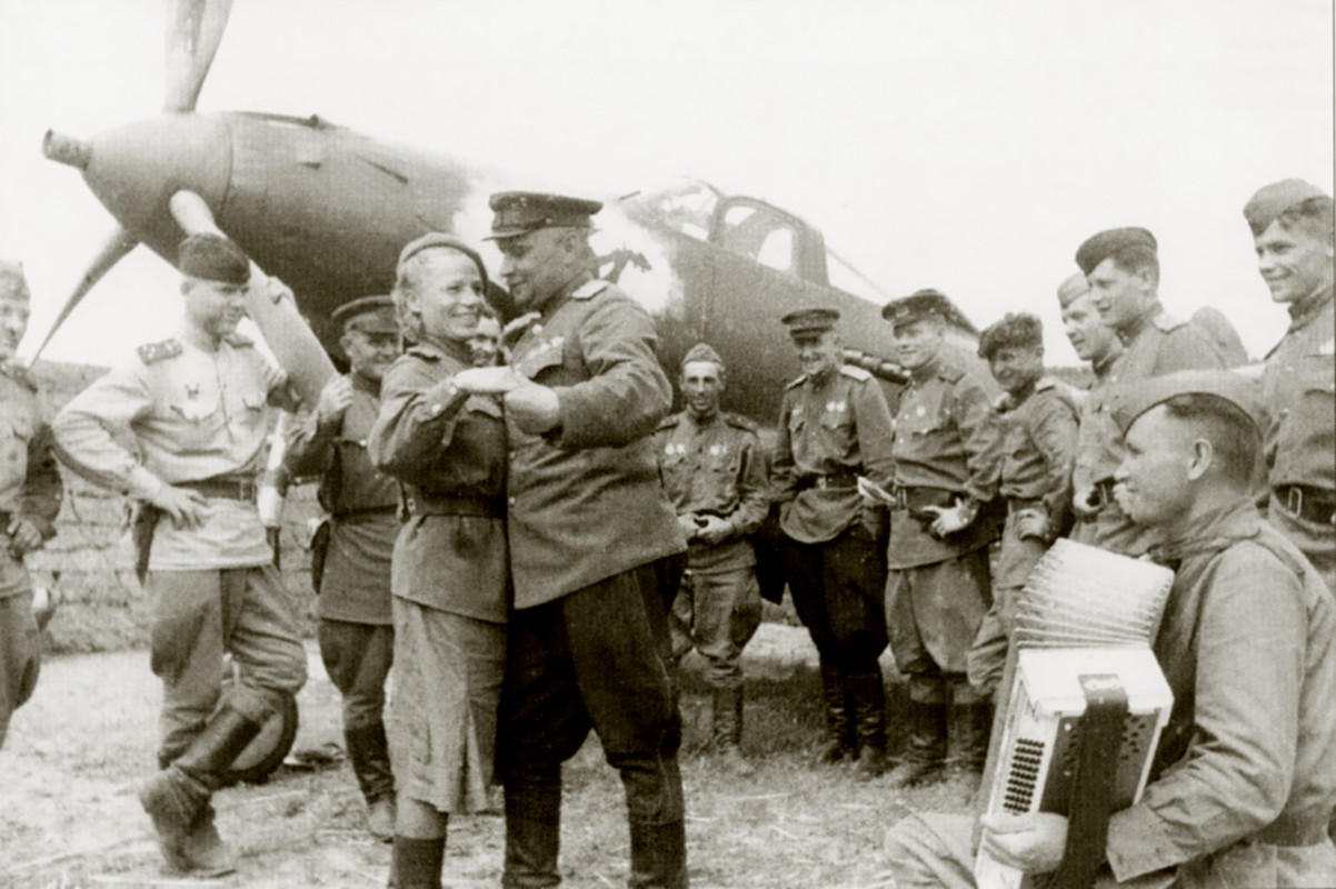 Bell-P-39-Airacobra-104GvIAP-9HYADES-298IAP-with-nose-art-at-Korenovskaya-airfield-1943-01