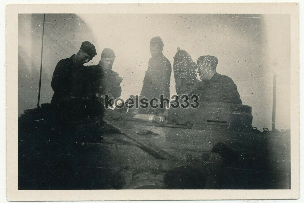 Foto Panzermänner auf einem Tiger Panzer