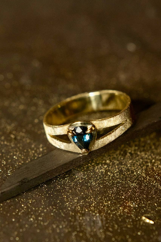 Anello in oro 750 inciso effetto satinato con zaffiro taglio goccia