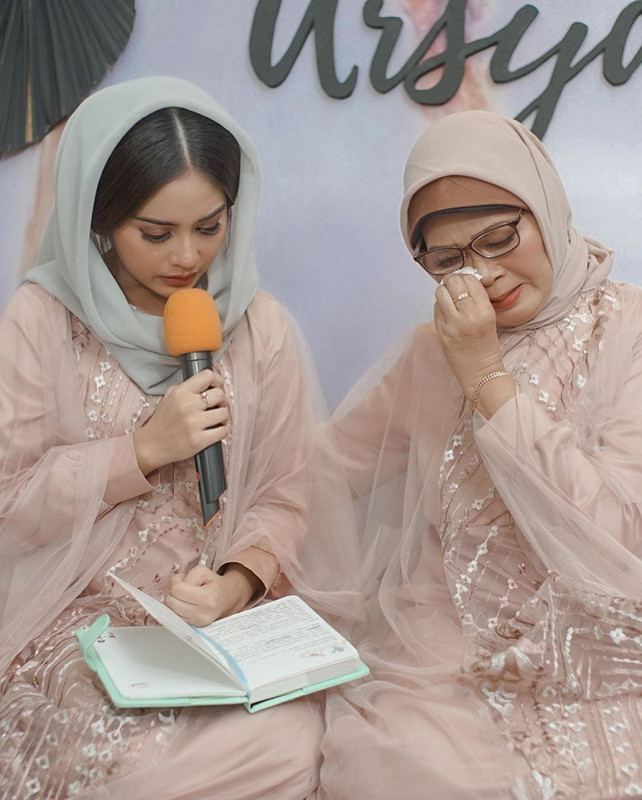 Penyanyi Prastiwi Dwiarti atau yang lebih dikenal dengan nama Tiwi T2, menggelar acara pengajian jelang pernikahan.