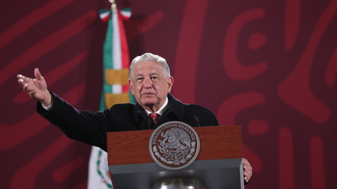 Hay que defender la 4T dice AMLO tras críticas de la oposición