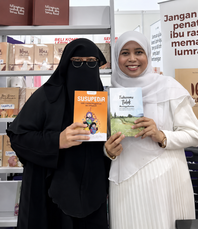 Puan Nadia Bakar bersama Puan Nad Masrom
