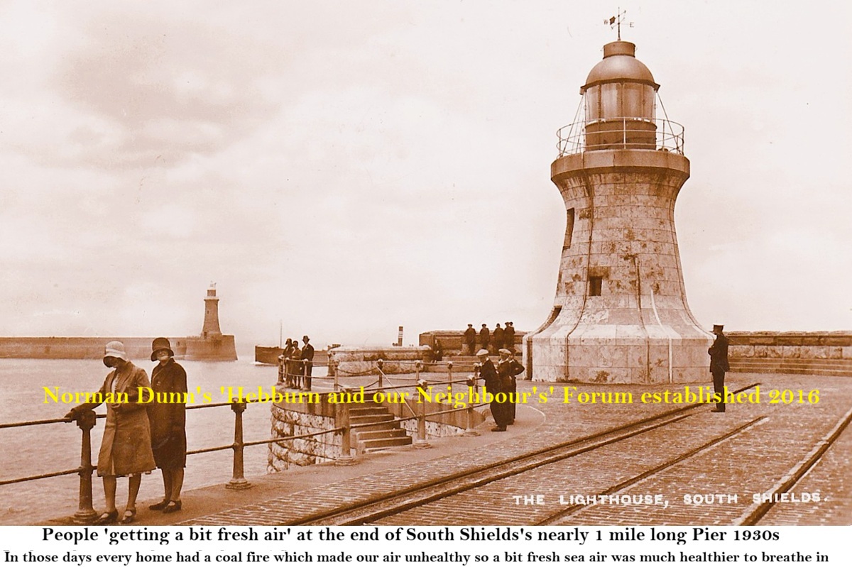 Pier-Lighthouse-at-South-Shields-1930s