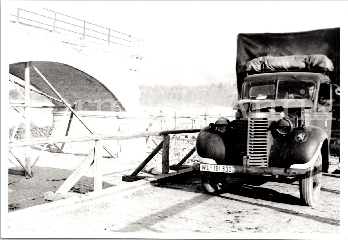 Foto Wehrmacht Archiv Repro Luftwaffe Flugzeug Ju87 Stuka Emblem auf LKW