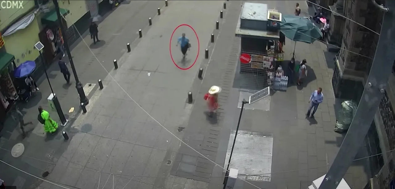 Caen ladrones de bolsos en CDMX, ciudadanos los corretean y capturan: video