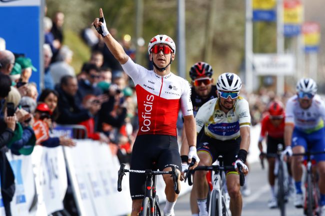 Lesultanza di Bryan Coquard scortato da i due campioni del mondo in carica. (Foto Roberto Bettini/SprintCyclingAgency) Lesultanza di Bryan Coquard scortato da i due campioni del mondo in carica. (Foto Roberto Bettini/SprintCyclingAgency)