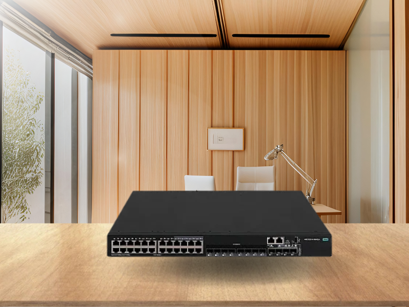 Ambiente de escritório com dispositivos conectados ao Switch HPE Aruba Instant On, mostrando um setup eficiente.