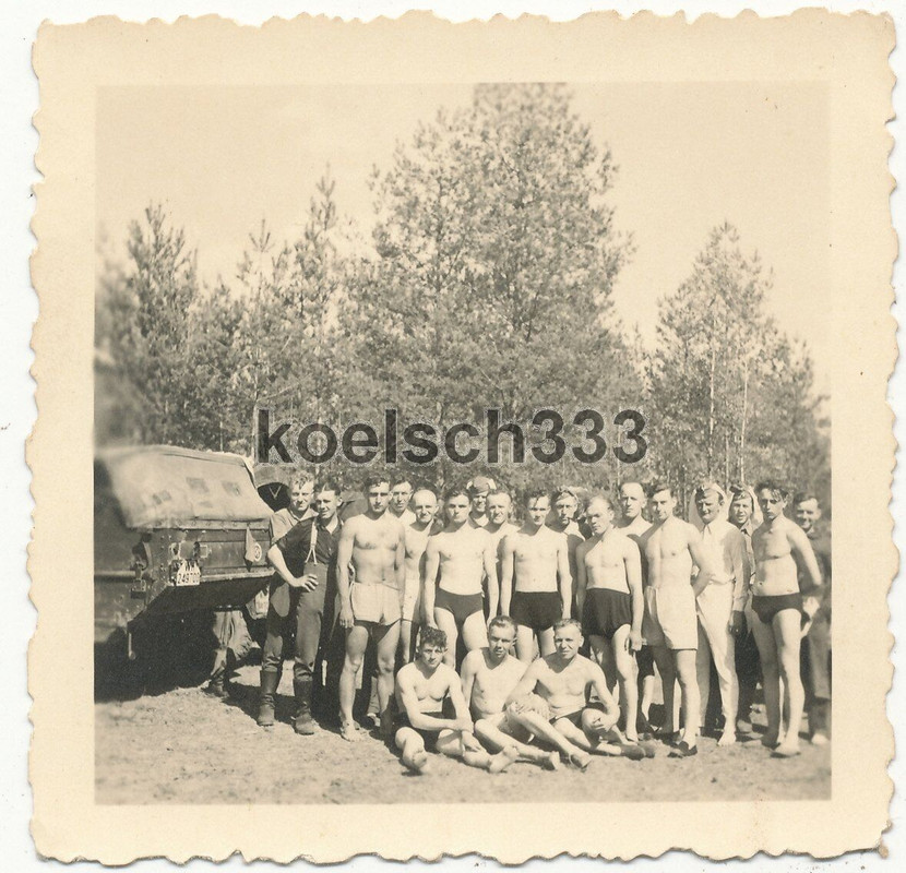 Foto Soldaten der Wehrmacht halb nackt an einem Kübelwagen mit Kennung im Osten