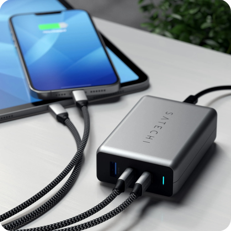 Cargador Satechi 100W GaN con sus tres puertos de carga.