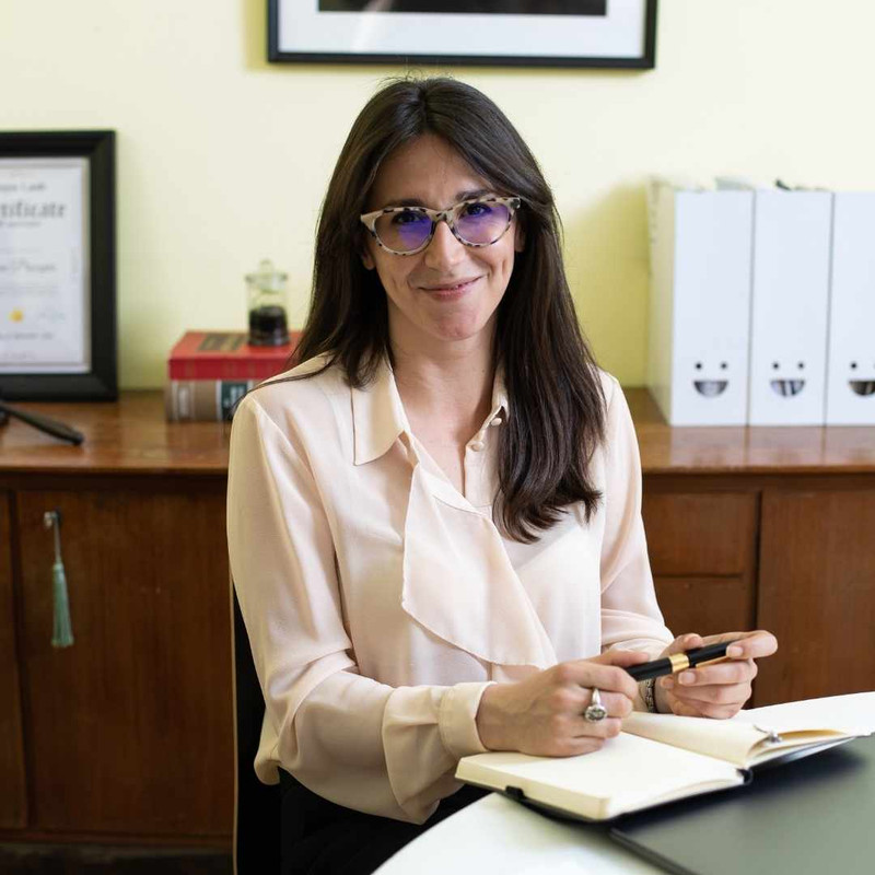 Laura Mendonça em retrato profissional no escritório