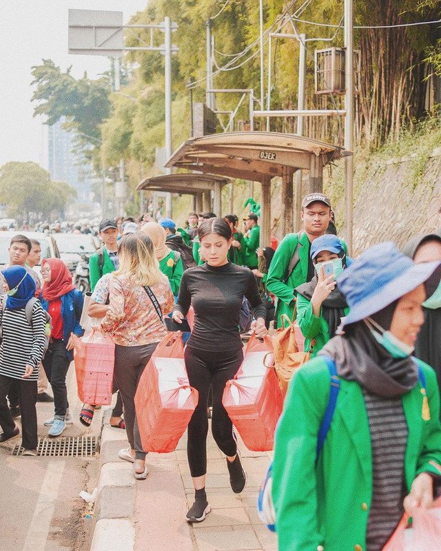Awkarin membagikan 3000 nasi kepada demonstran yang berunjuk rasa di depan Gedung DPR RI, Selasa (24/9/2019).