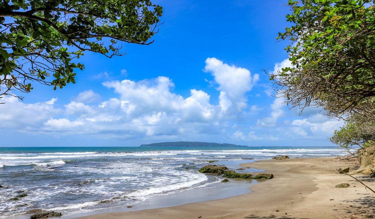 Aktivitas Menarik di Pantai yang Tenang
