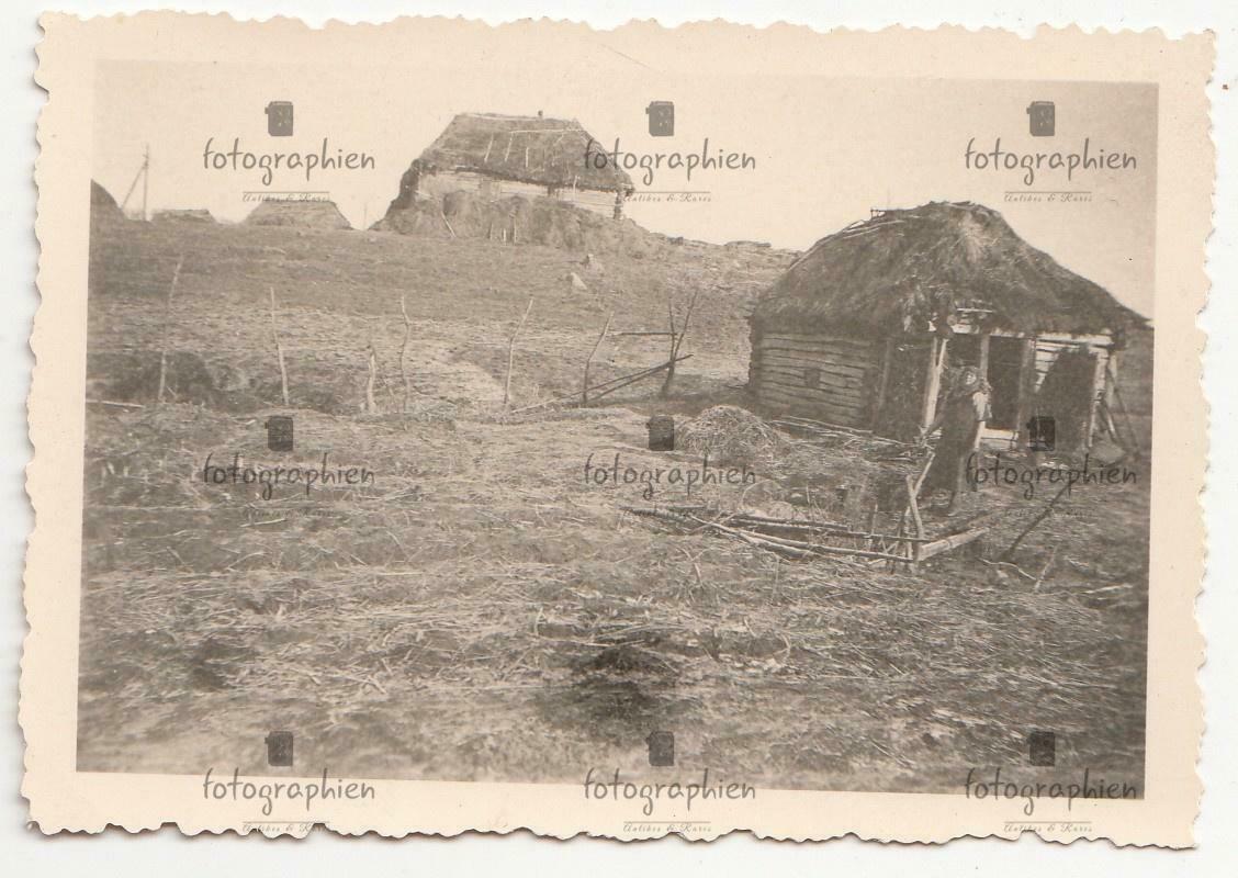 org. Foto Russland Bevölkerung Frau Hütten Dorf 1943