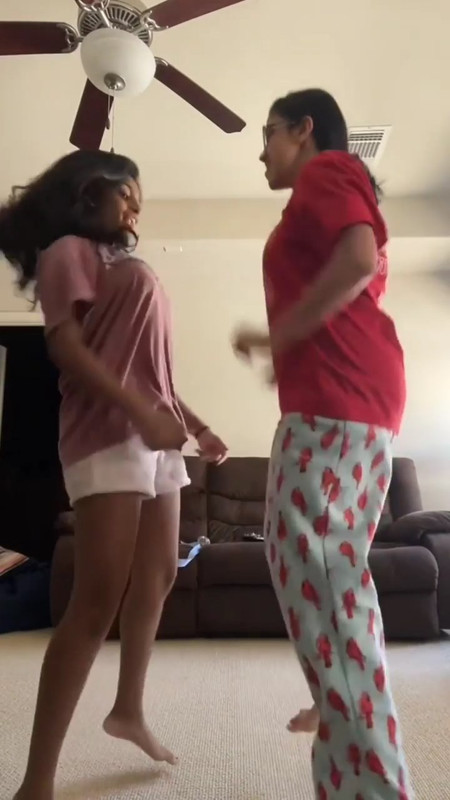 Desi girls big jiggling boobs in tshirt ans pants.mp4_snapshot_00.02.466