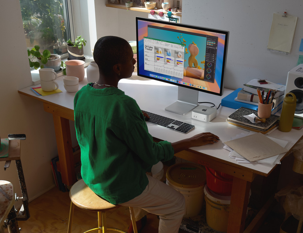 El Mac mini conectado a varios periféricos, mostrando su versatilidad.