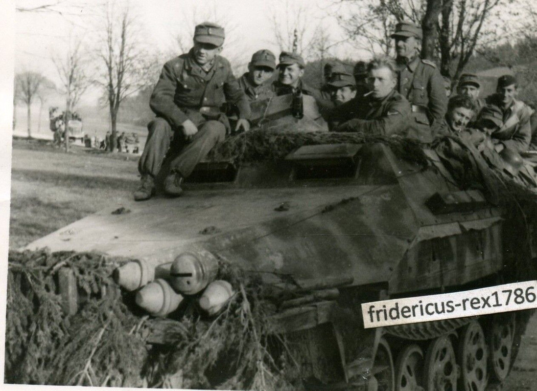 Foto Sd.Kfz 251 SPW Schützenpanzerwagen Endkampf 45 Tarnanstrich Panzerfausz