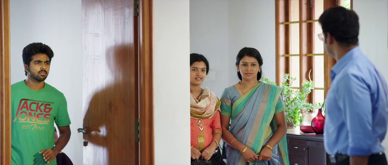 Sivappu-Manjal-Pachai-2019-WEBRip-Hindi-Tamil-720p-x264-AVC-HE-AAC-2-0-ESub-mkv-0003