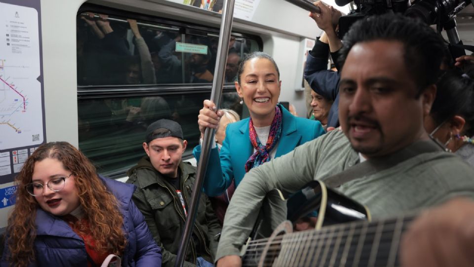 Con canción incluida Claudia Sheinbaum viaja en la Línea 12 del Metro de la CDMX