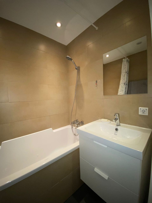 71B1D0B6-ACFA-49F2-8646-36CB5C054A6B