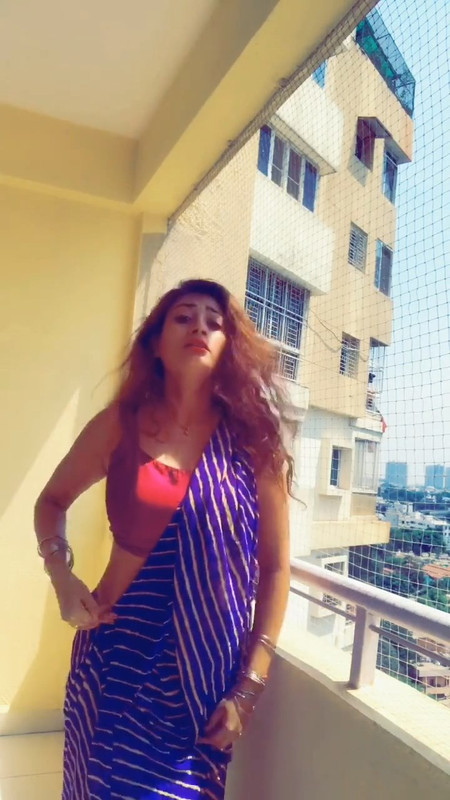 sexy girl in pink saree.mp4_snapshot_00.10.013