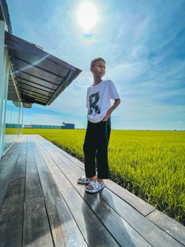 Abang Aslah bergambar berlatarbelakang sawah di Sekinchan