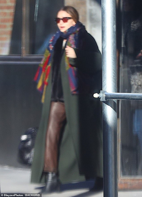 22518134-7815993-Chic_Mary_Kate_looked_elegant_in_a_giant_hunter