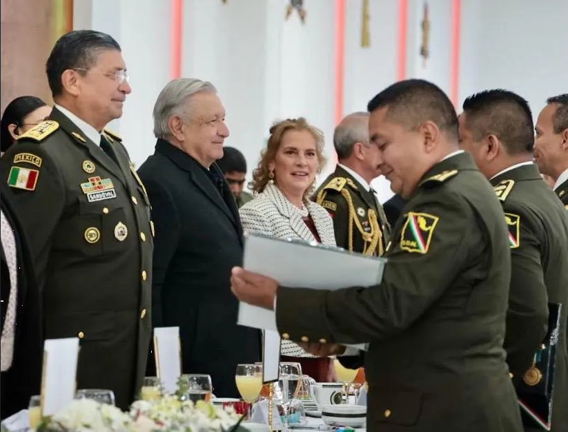 En día del ejército, AMLO agradece su apoyo para consolidar la 4T