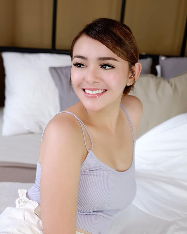 Berpose di tempat tidur, 7 potret Amanda Manopo ini manis banget