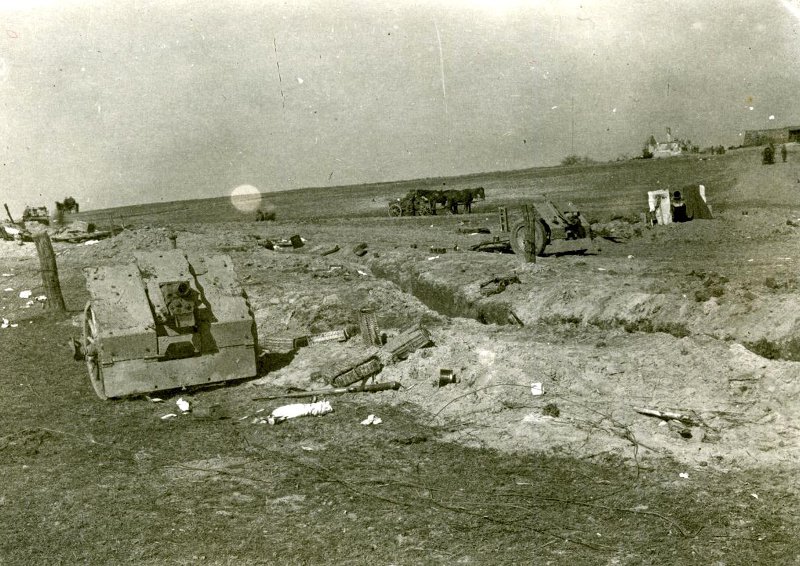 Поле боя. Окоп. Два немецких 75-мм легких пехотных орудия LEJG-18