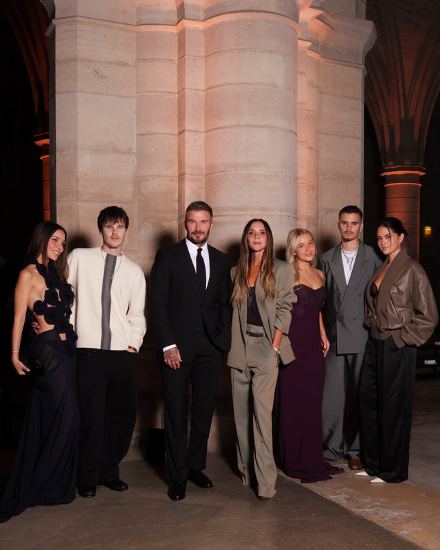 La famiglia Beckham alla sfilata Victoria Beckham SS27 alla Paris Fashion Week