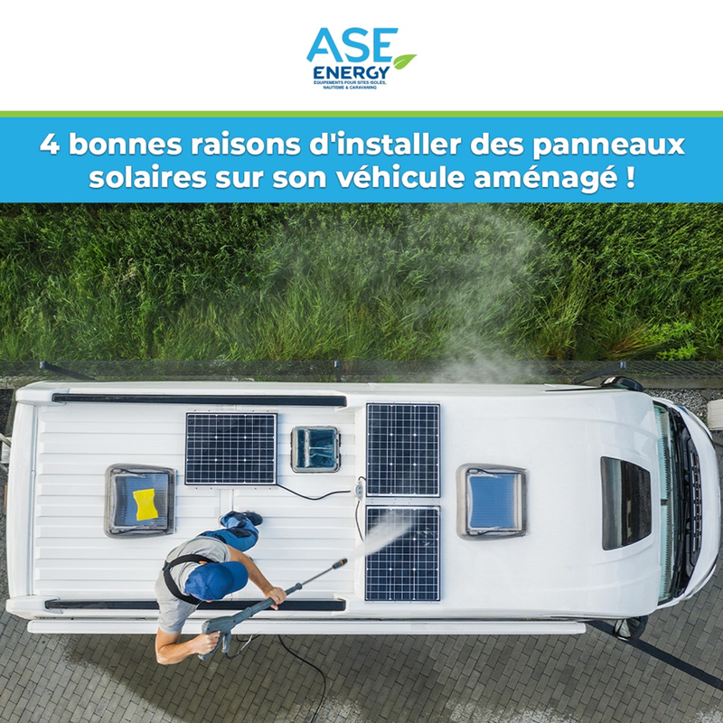 Installation de panneaux solaires sur le toit d’un camping-car